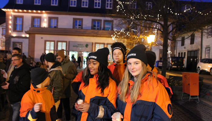 Friedenslicht Auf Dem Weg In Die Stadt Feuerwehr Heilbad