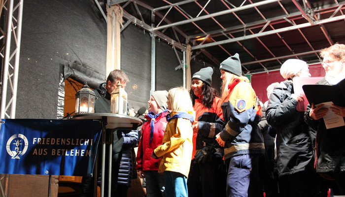 Friedenslicht Auf Dem Weg In Die Stadt Feuerwehr Heilbad